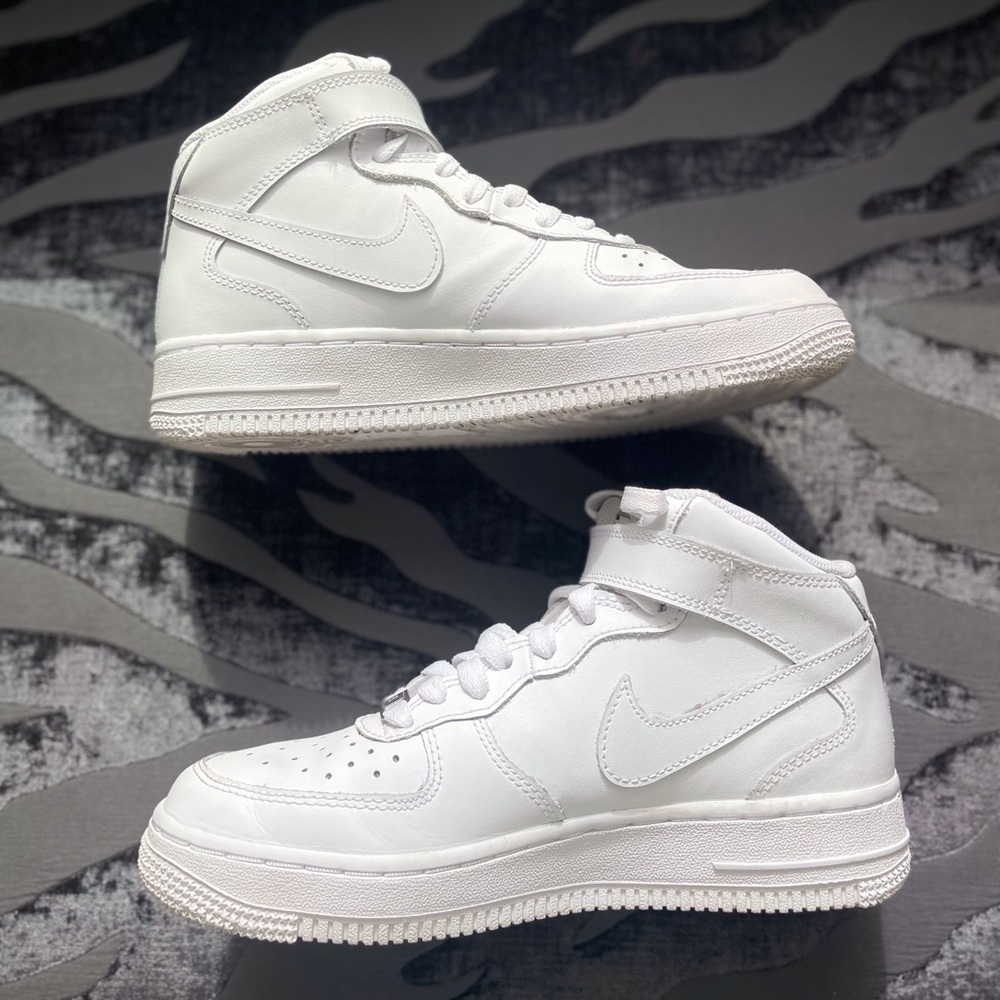 White Nike Air Force 1 Mid